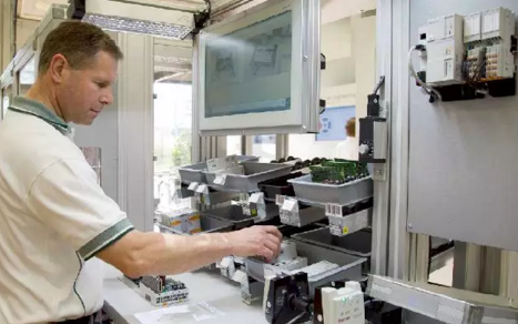 輔助系統(tǒng)Activeassist幫助工人進行各種手工作業(yè)安裝